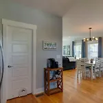 3 Bedroom Home- Huge Yard For Pets 4 Miles To Broadway Holiday home *