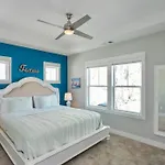 Holiday home Views, Under 2mi Broadway, Gated Parking *