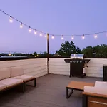 6 Bed With En Suite Baths, Host Up To 20, Rooftops, Parking, Gourmet Kitchens, Cozy Living Spaces, Skyline Views & Fire Table, Near Downtown, Distilleries & Marathon Village, High-Speed Wi-Fi, 24Hr Hospitality