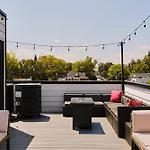 6 Bed With En Baths, Host Up To 20, Rooftops, Parking, Gourmet Kitchens, Cozy Living Spaces, Skyline Views & Fire Table, Near Downtown, Distilleries & Marathon Village, High-speed Wi-fi, 24hr Hospitality Holiday home *