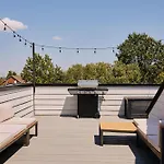 6 Bed With En Suite Baths, Host Up To 20, Rooftops, Parking, Gourmet Kitchens, Cozy Living Spaces, Skyline Views & Fire Table, Near Downtown, Distilleries & Marathon Village, High-Speed Wi-Fi, 24Hr Hospitality