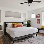 Holiday home 6 Bed With En Baths, Host Up To 20, Rooftops, Parking, Gourmet Kitchens, Cozy Living Spaces, Skyline Views & Fire Table, Near Downtown, Distilleries & Marathon Village, High-speed Wi-fi, 24hr Hospitality Nashville