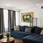 Holiday home 6 Bed With En Baths, Host Up To 20, Rooftops, Parking, Gourmet Kitchens, Cozy Living Spaces, Skyline Views & Fire Table, Near Downtown, Distilleries & Marathon Village, High-speed Wi-fi, 24hr Hospitality Nashville