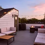 6 Bed With En Baths, Host Up To 20, Rooftops, Parking, Gourmet Kitchens, Cozy Living Spaces, Skyline Views & Fire Table, Near Downtown, Distilleries & Marathon Village, High-speed Wi-fi, 24hr Hospitality Holiday home