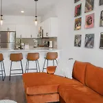 Charming Poolside Condo, 5 Minutes To Downtown Nashville