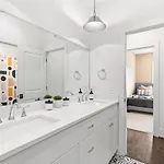 Holiday home Walk To 12 South And Belmont With Garage Firepit And Patio *