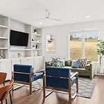 Holiday home Walk To 12 South And Belmont With Garage Firepit And Patio