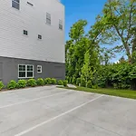 Bourbon & Bubbles - Rooftop Hot Tub & Speakeasy