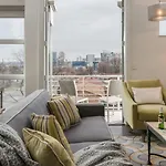 The New Nashview Rooftop-Skyline View - Sleeps 12