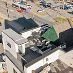 Gorgeous Home Rooftop Deck 3 Bdrs 3 Baths