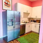 Vintage Vibes - Minutes From The Broadway Buzz