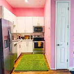 Vintage Vibes - Minutes From The Broadway Buzz