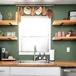 Cottage Near Downtown, King Bed, Private Yard, Free Parking