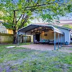 Cottage Near Downtown, King Bed, Private Yard, Free Parking