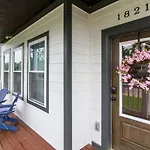 Gorgeous Downtown Pad 3 Bedroom 2.5 Bath Large Patio