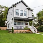 Gorgeous Downtown Pad 3 Bedroom 2.5 Bath Large Patio