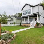 Gorgeous Downtown Pad 3 Bedroom 2.5 Bath Large Patio