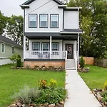 Gorgeous Downtown Pad 3 Bedroom 2.5 Bath Large Patio