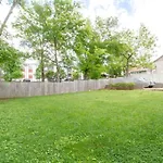 East Paradise 4 Bedroom Large Backyard