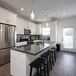Minutes To Broadway Music Modern Townhome *