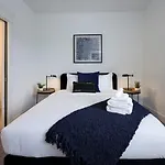Minutes To Broadway Music Modern Townhome Holiday home *