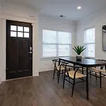 Minutes To Broadway Music Modern Townhome Holiday home *