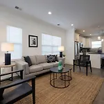 Minutes To Broadway Music Modern Townhome Holiday home *