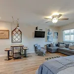 Apartment Urban Hideaway Cozy With Pool Access