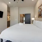 Cowgirl Up 4bd 4.5bth Rooftop Views Holiday home *