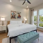 Cowgirl Up 4bd 4.5bth Rooftop Views