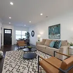 Holiday home Minutes To Broadway Alluring Gated Townhome