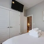 Urban Escape Rooftop Lounge With Skyline Views Holiday home *