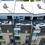 Two Townhomes- Rooftop Lounges- Hot Tub- Game Room