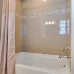 Modern 3 King Belmont Retreat With 2 Living Walk To Belmont & Vanderbilt Near Music Row The Gulch & 12th South 2 Miles To Broadway Large Dining Table Smart Tvs Parking 24 Hr Hospitality Holiday home *