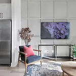 The Camellia - Rooftop Patio & Dog Friendly!