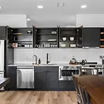 On The River - River Views Walk To Broadway