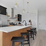 Holiday home The Sunflower - Mins To Broadway And Rooftop Patio!
