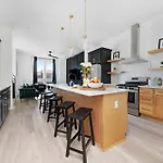 Holiday home The Sunflower - Mins To Broadway And Rooftop Patio!