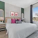 Holiday home The Sunflower - Mins To Broadway And Rooftop Patio! *