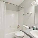 Brentwood U5 I Cozy & Comfy I 2bd I Free Parking Apartment *