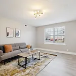 Brentwood C3 I Cozy & Comfy I 2bd I Free Parking *
