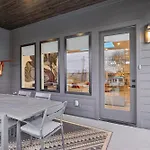 New Modern Multi-level Pooltable & Rooftop * Nashville