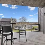 New Modern Multi-level Pooltable & Rooftop Holiday home Nashville