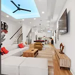 New Modern Multi-level Pooltable & Rooftop Holiday home *