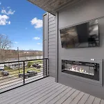 New Modern Multi-level Pooltable & Rooftop Holiday home