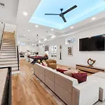 Holiday home New Modern Multi-level Pooltable & Rooftop *