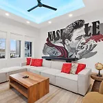 New Modern Multi-level Pooltable & Rooftop Holiday home