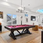 New Modern Multi-level Pooltable & Rooftop Holiday home Nashville