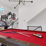 Holiday home New Modern Multi-level Pooltable & Rooftop *