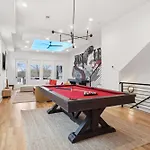 Holiday home New Modern Multi-level Pooltable & Rooftop Nashville
